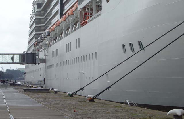 Cruiseschip ms Arcadia van P&O aan de Cruise Terminal Rotterdam